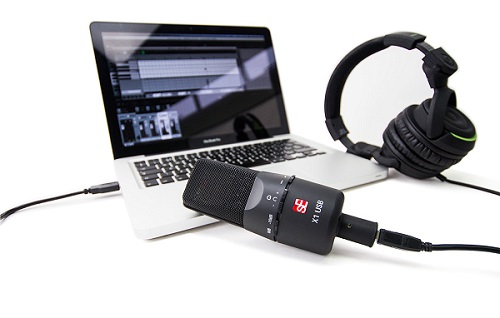 laptop ze słuchawkami oraz mikrofonem podłączanym do gniazda USB